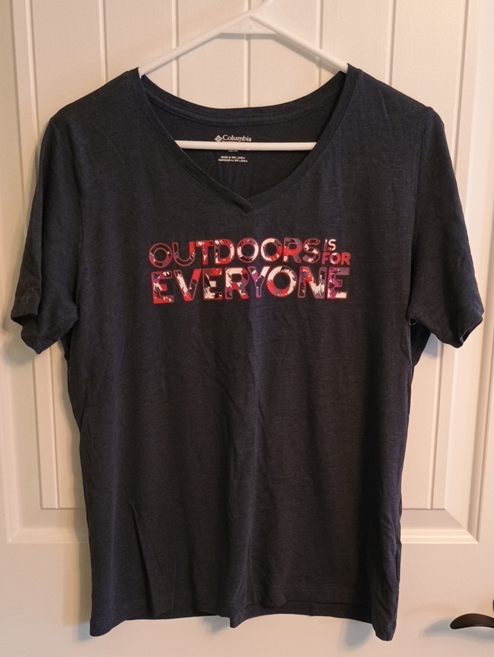 NWOT Woman Columbia Navy Short-Sleeve V-Neck Tee Med. "Outdoors Is For Everyone"